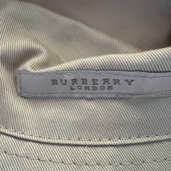 NWT Burberry Checkered Bucket Hat/Reversible and with its one storage pouch. - Picture 4 of 6